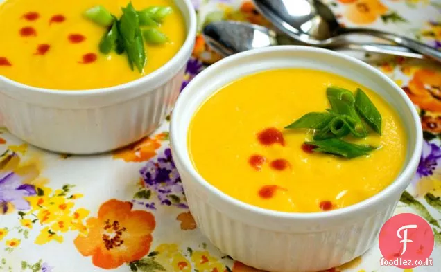 Zuppa di barbabietola dorata e zenzero refrigerata