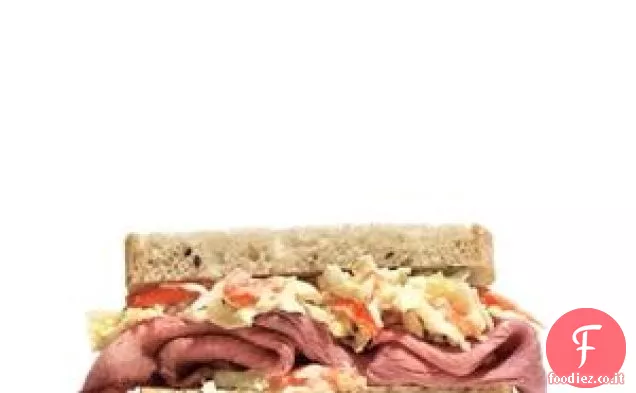 Arrosto di manzo e rafano Slaw Sandwich