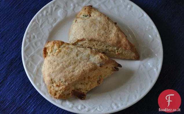 Biscotti alla panna acida con rafano, erba cipollina e pancetta