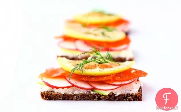 Smørrebrød: Panino a faccia aperta con salmone, ravanello e mela