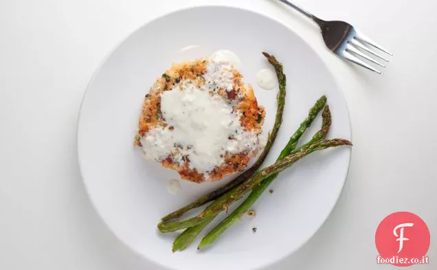 Torte di salmone in crosta di pepe con salsa di rafano