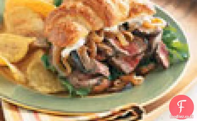 Croissant Steak Sandwich con cipolle caramellate e maionese al rafano