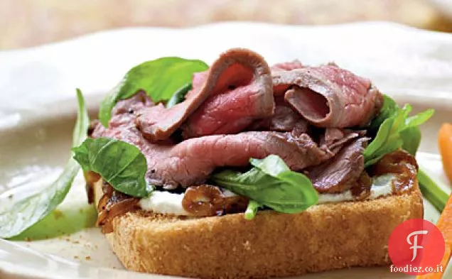 Panini di manzo a faccia aperta con verdure e crema di rafano