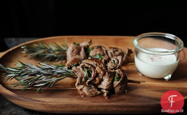 Spiedini di manzo alle erbe con crema di rafano
