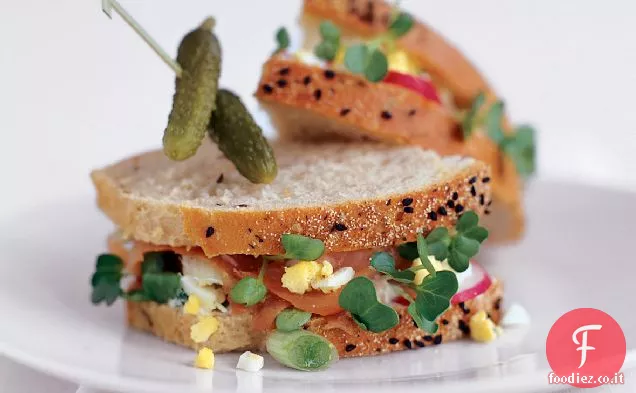 Salmone affumicato e panini all'uovo tritati
