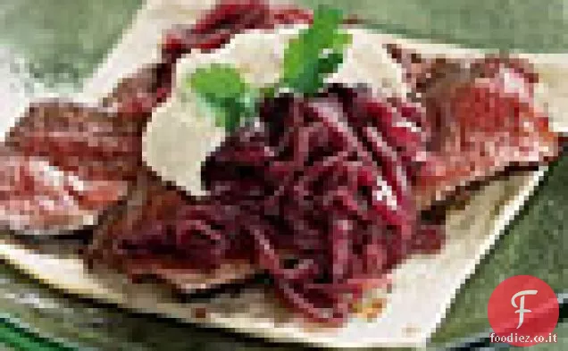 Tacos alla costata con marmellata di cipolle e Crème Fraîche al rafano