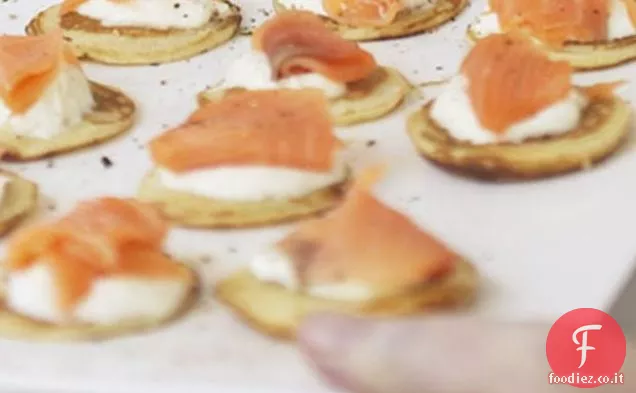 Blinis di Salmone affumicato con Crème Fraîche e Rafano