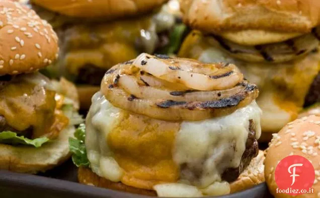 Hamburger con doppio formaggio Cheddar, cipolla Vidalia grigliata e senape al rafano