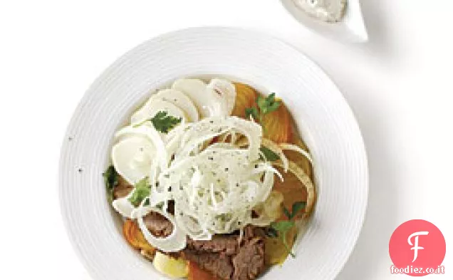 Insalata di verdure di radice con condimento cremoso al rafano