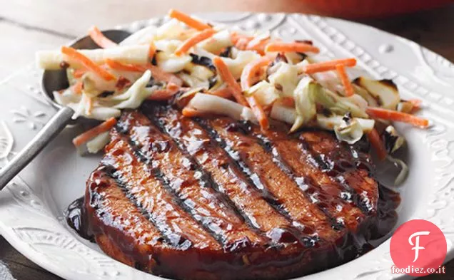 Braciole di maiale affumicate BBQ con insalata mista Jicama