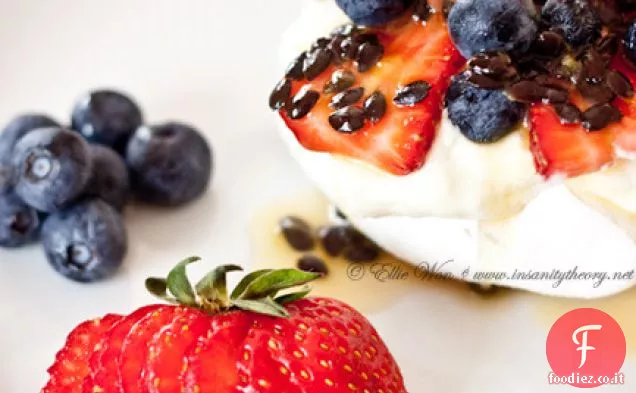 Pavlova con crema di yogurt e frutta estiva