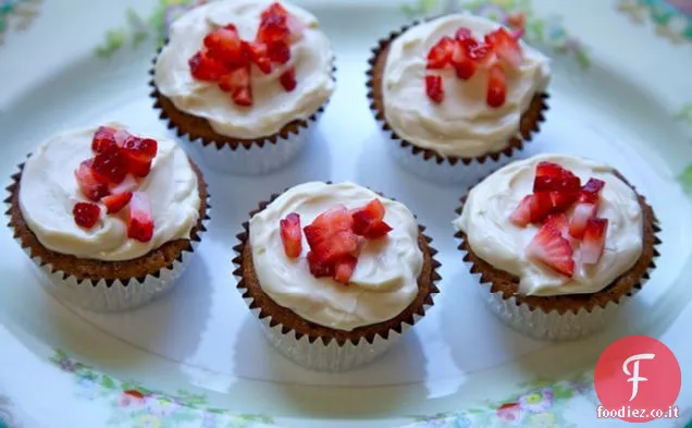 Cupcakes alla fragola senza glutine con glassa di crema di formaggio