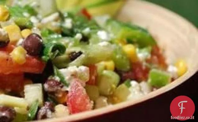 Insalata di fagioli neri, mais e pomodoro con formaggio Feta
