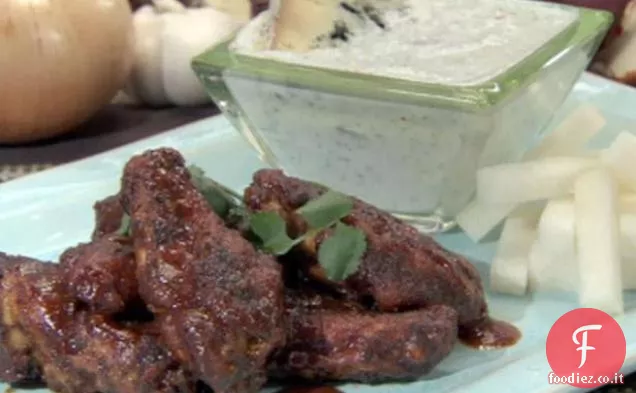 Ali calde con salsa di formaggio blu e yogurt