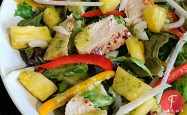 Insalata di pollo alla griglia con condimento piccante all'ananas