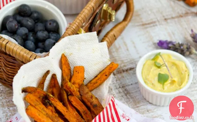 Patatine fritte di patate dolci al forno speziate indiane con Curry Aioli