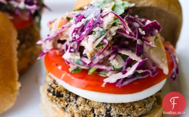 Hamburger di fagioli neri Fiesta Veggie! Slaw sulla parte superiore