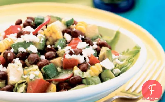 Insalata tritata messicana con condimento al miele e lime