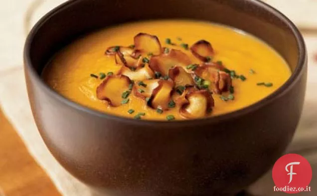 Zuppa di carote e pastinaca con patatine di pastinaca