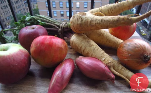 Crema di pastinaca Zuppa di mele con scalogni croccanti