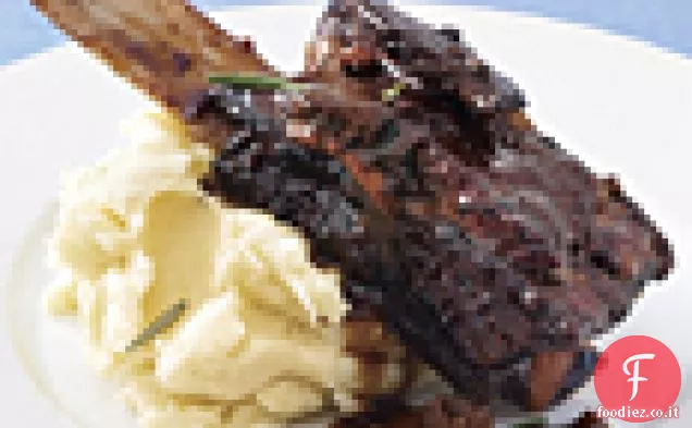 Zinfandel-Costine di manzo brasato con purè di patate al rosmarino e pastinaca
