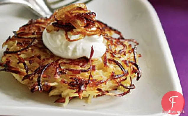 Frittelle di pastinaca con cipolle caramellate e panna acida