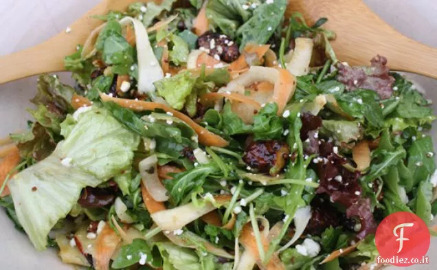 Insalata verde con pastinaca rasata, carota, mela e miele Roaste