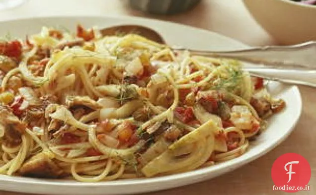 Spaghetti con salsa di sardine e finocchio e insalata di spinaci