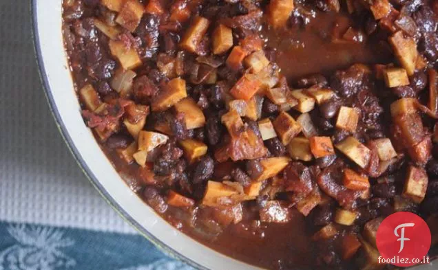 Radice vegetale e peperoncino di fagioli neri