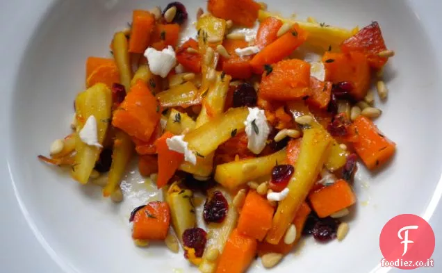 Insalata di verdure di radice rustica con agrumi e timo
