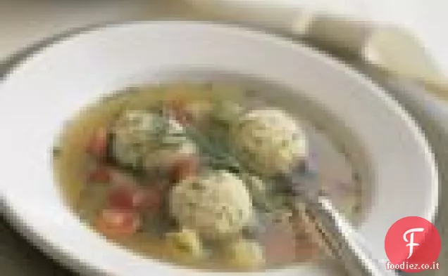 Zuppa di pollo e verdure con palline di matzo alle erbe
