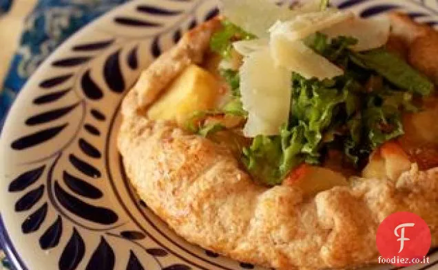 Pastinaca Galette ammucchiata alta con verdure di fine inverno