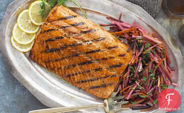 Salmone alla griglia con pastinaca e carote glassate al miele