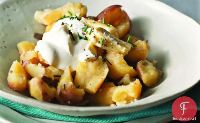 Patate novelle schiacciate con Crème Fraîche e Coriandolo incrinato