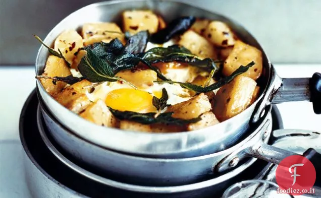 Patate alla salvia croccanti con uova fritte
