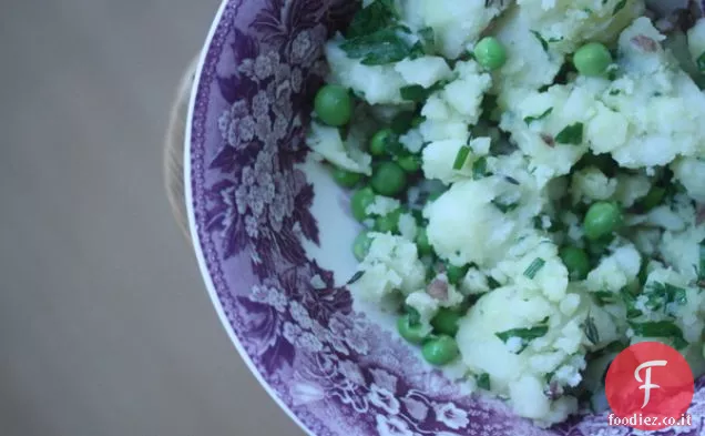 Patate novelle fracassate con piselli freschi, prezzemolo ed erba cipollina