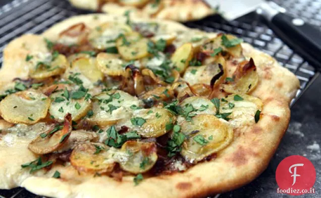 Pizza di patate e formaggio blu