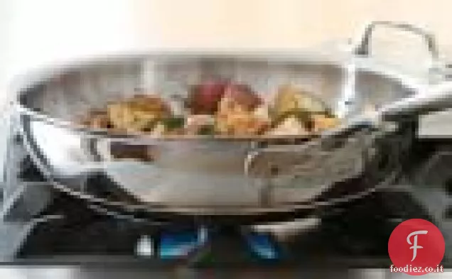 Patate fritte in padella con pancetta, aglio e salvia