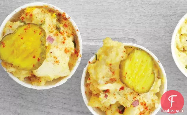 Insalata di patate all'uovo con sottaceti
