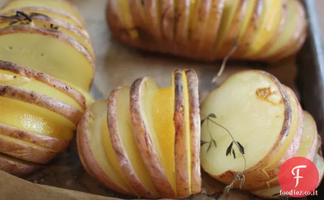 Patate al forno a fette di limone e timo