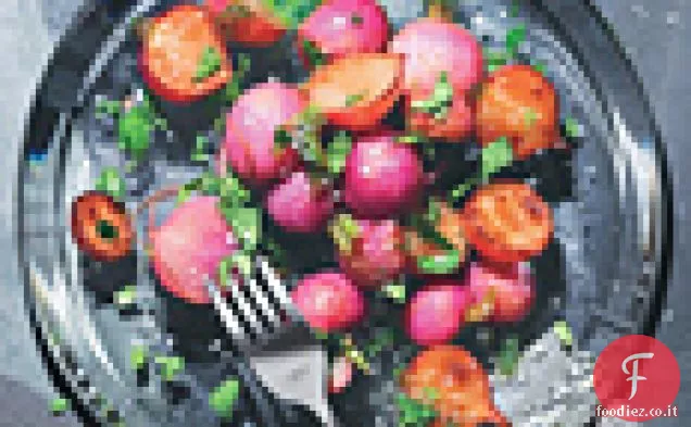 Ravanelli arrostiti con burro marrone, limone e cime di ravanello