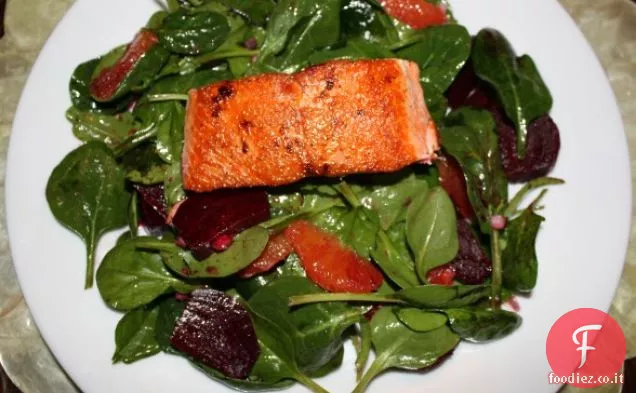 salmone selvatico scottato con barbabietola, arancia rossa e insalata di spinaci