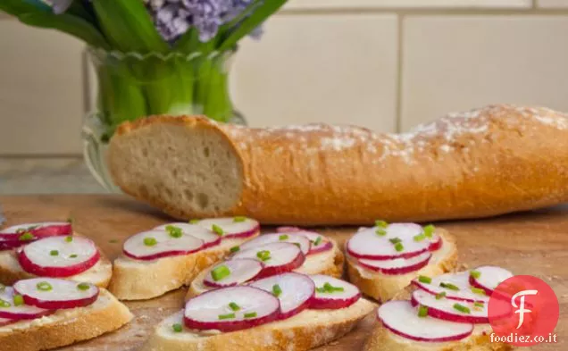 Baguette a fette con burro, ravanelli e sale marino