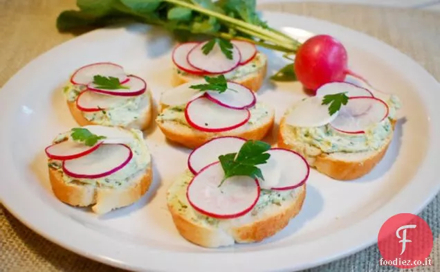 Crostini francesi di formaggio alle erbe e ravanello