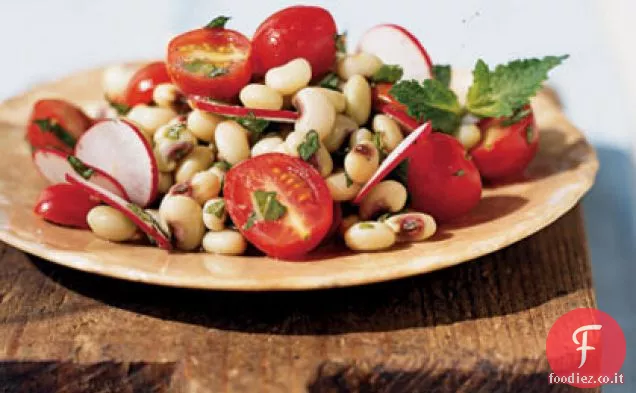 Insalata di piselli freschi con ravanelli, pomodori e menta