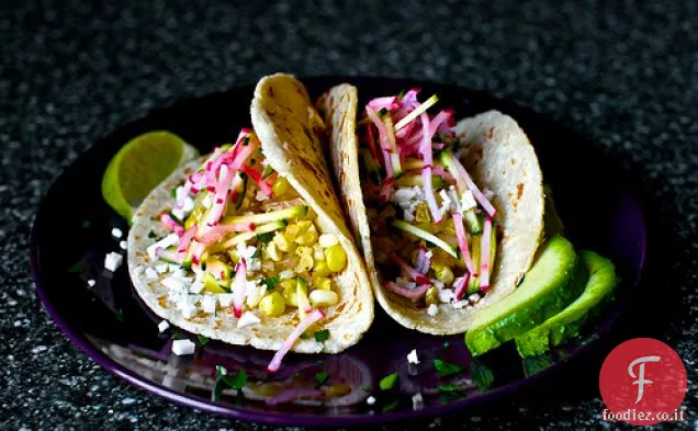 Tacos di mais carbonizzato con Slaw di zucchine e ravanelli
