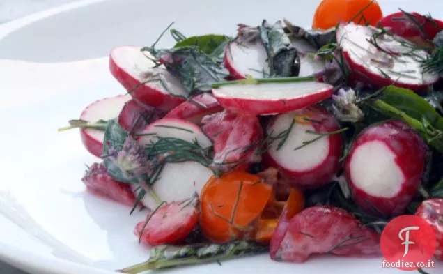Insalata di ravanelli e erbe con pomodori Sungold e fragole