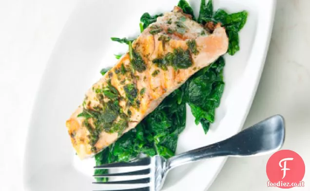 Salmone con crosta di senape e spinaci saltati