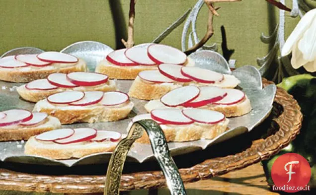 Panini al burro e ravanello a faccia aperta