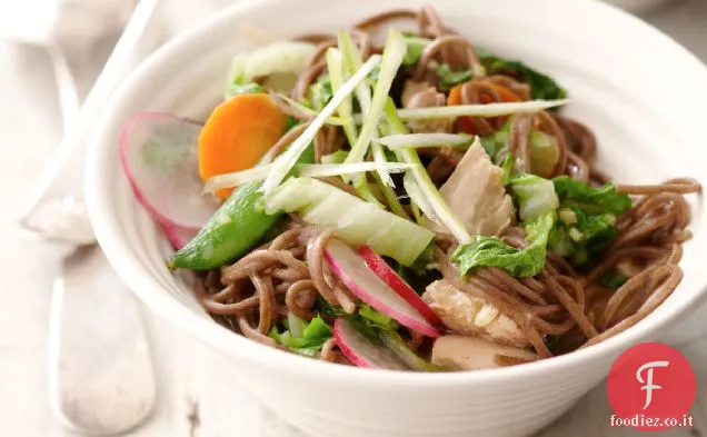 Insalata di noodle Soba con verdure primaverili